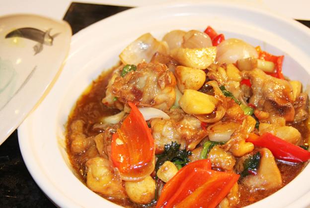 Gold Moon Garden Chinese Restaurant: Casserole of Braised Chicken with Chinese Wine