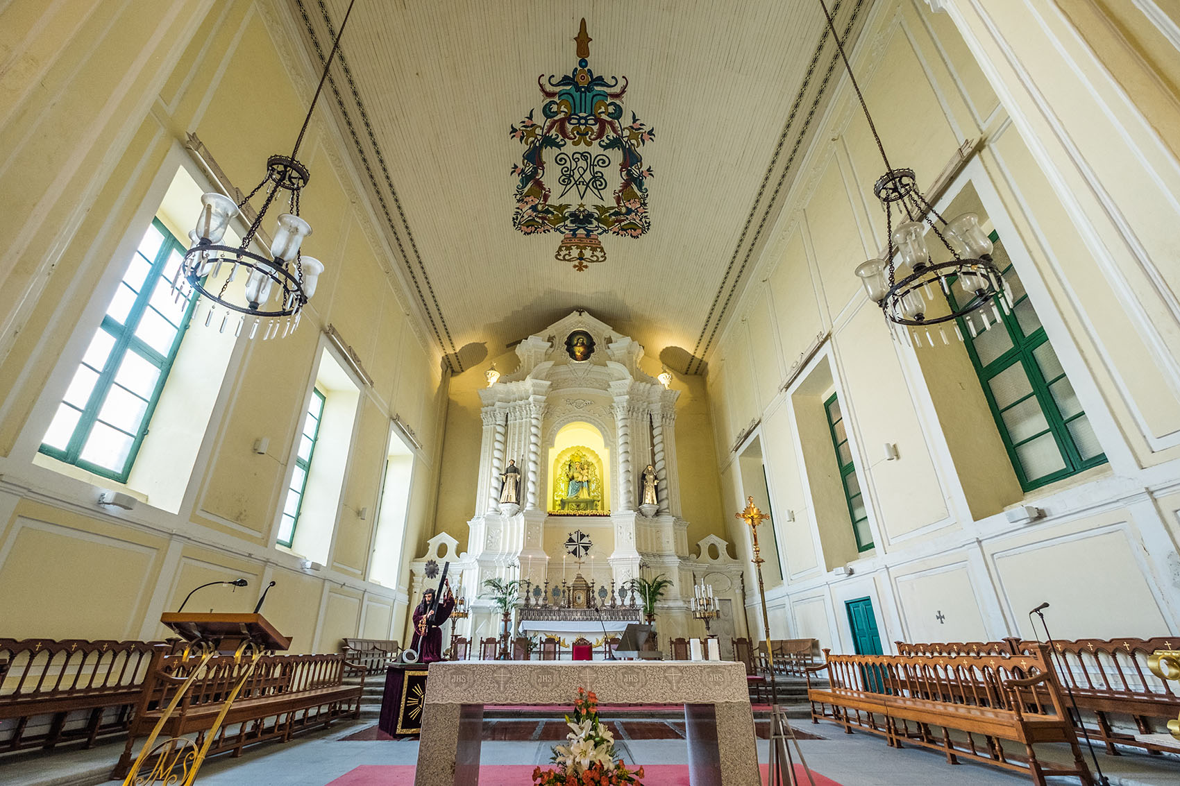 St. Dominic's Church: Statues